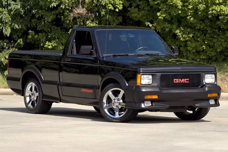 GMC Syclone 1991 - 4,6 giây: Đây được xem là một trong những huyền thoại của dòng xe bán tải khi có thể đạt được vận tốc tối đa 267 km/h vào năm 1991. Động cơ tăng áp V6 4.3L mạnh 280 mã lực trên Syclone có thể đánh bại một chiếc Ferrari dễ dàng vào thời điểm đó.