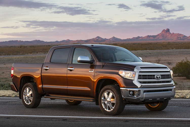 Toyota Tundra Supercharged - 4.4 giây: Có rất nhiều tranh cãi và nghi ngờ xuất hiện khi MotorTrend công bố thời gian tăng tốc 0-100 km/h của Tundra Supercharged, nhiều thử nghiệm đã được làm lại nhưng hoàn toàn không thể đạt được con số này. Trên lý thuyết, động cơ V8 5.7L của Tundra Supercharged cho công suất 504 mã lực và mô-men xoắn cực đại 745 Nm có thể đạt được khả năng tăng tốc đó.