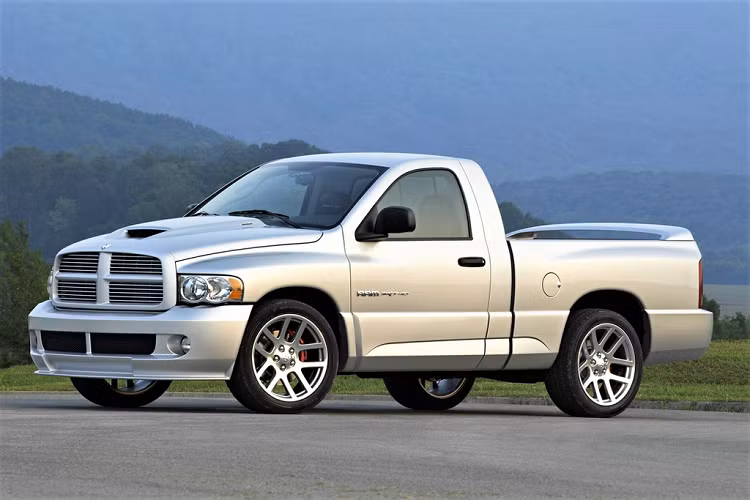 Dodge Ram SRT-10 2004 - 4,9 giây: Khó có thể tưởng tượng được một chiếc xe bán tải với khối động cơ V10 8.3L như Dodge Ram SRT-10 từng nhiều năm liền giữ kỷ lục là chiếc bán tải nhanh nhất thế giới. Động cơ khổng lồ trên Ram SRT-10 tạo ra công suất 500 mã lực và mô-men xoắn cực đại 711 Nm.
