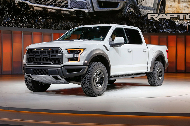 Ford F-150 Raptor SuperCrew 2017 - 4,9 giây: Tương tự F-150 Limited 2019, mẫu bán tải Ford F-150 Raptor SuperCrew 2017 sử dụng động cơ V6 3.5L với sức mạnh 450 mã lực. Nhiều bài đánh giá xe chia sẻ F-150 Raptor SuperCrew 2017 là mẫu xe có hệ thống treo khá tốt, nó có thể thực hiện một cú nhảy với 4 bánh trên không trung và tiếp đất an toàn. Xe từng xuất hiện trong bộ phim Fast and Furious.