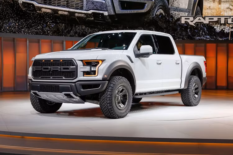 Ford F-150 Raptor SuperCrew 2017 - 4,9 giây: Tương tự F-150 Limited 2019, mẫu bán tải Ford F-150 Raptor SuperCrew 2017 sử dụng động cơ V6 3.5L với sức mạnh 450 mã lực. Nhiều bài đánh giá xe chia sẻ F-150 Raptor SuperCrew 2017 là mẫu xe có hệ thống treo khá tốt, nó có thể thực hiện một cú nhảy với 4 bánh trên không trung và tiếp đất an toàn. Xe từng xuất hiện trong bộ phim Fast and Furious.