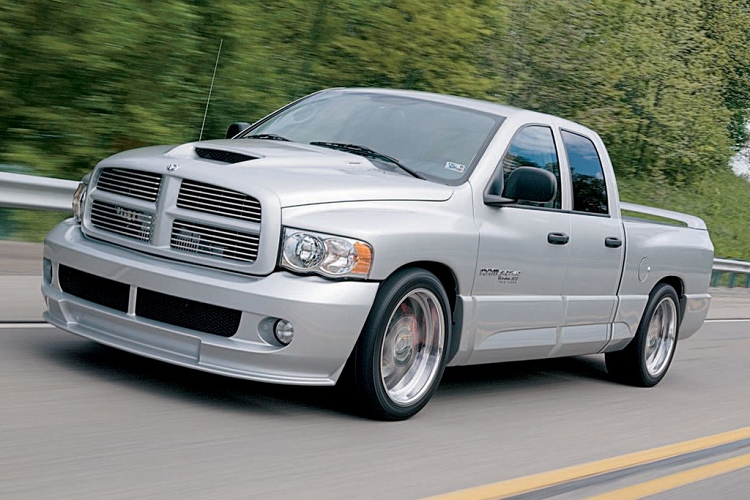 Hennessey Venom 800 TT Ram SRT-10 2005 - 4,4 giây: Hennessey đã nâng tầm của mình bằng cách cho ra mắt siêu bán tải Venom 800 TT Ram SRT-10 vào năm 2005. Chiếc xe sử dụng động cơ V10 8.3L kết hợp cùng bộ tăng áp Garrett, cho công suất 800 mã lực và mô-men xoắn cực đại 1.152 Nm. Tốc độ tối đa mà Hennessey Venom 800 TT Ram SRT-10 có thể đạt được là 321,6 km/h.