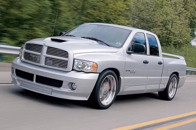 Hennessey Venom 800 TT Ram SRT-10 2005 - 4,4 giây: Hennessey đã nâng tầm của mình bằng cách cho ra mắt siêu bán tải Venom 800 TT Ram SRT-10 vào năm 2005. Chiếc xe sử dụng động cơ V10 8.3L kết hợp cùng bộ tăng áp Garrett, cho công suất 800 mã lực và mô-men xoắn cực đại 1.152 Nm. Tốc độ tối đa mà Hennessey Venom 800 TT Ram SRT-10 có thể đạt được là 321,6 km/h.