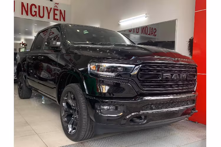 Tại Mỹ, giá xe Ram 1500 Limited Black Edition bán ra khởi điểm từ 53.690 USD (khoảng 1,24 tỷ đồng). Tuy nhiên, sau khi về Việt Nam đóng đủ các loại thuế phí, bao gồm phí trước bạ như xe con, mẫu xe này có giá lăn bánh không dưới 4,5 tỷ đồng do sử dụng động cơ dung tích 5.7L, thuế cao hơn loại 3.5L của F-150.