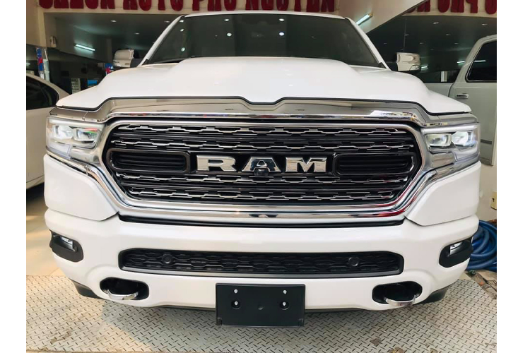 Ram 1500 Limited chuyển số bằng một núm xoay trên bảng táp lô, chứ không sử dụng cần số. Đi kèm với nhiều công nghệ an toàn và hỗ trợ lái như camera 360 độ, cảnh báo điểm mù, cảnh báo va chạm trước và cả phanh tự động khẩn cấp…