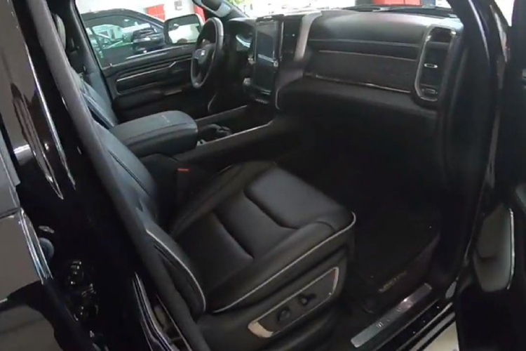 Ngoài ra, Ram 1500 còn có các tùy chọn động cơ khác như V6 3.6L Pentastar hay dầu V6 3.0L EcoDiesel. Nhìn chung, động cơ xăng V8 5.7L của Ram 1500 “gánh” thuế TTĐB tương đương với động cơ V8 5.7L của Toyota Tundra, chịu nhiều thuế hơn mẫu Ford F-150/F-150 Raptor dùng động cơ V6 3.5 EcoBoost.