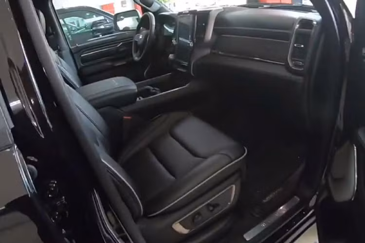 Ngoài ra, Ram 1500 còn có các tùy chọn động cơ khác như V6 3.6L Pentastar hay dầu V6 3.0L EcoDiesel. Nhìn chung, động cơ xăng V8 5.7L của Ram 1500 “gánh” thuế TTĐB tương đương với động cơ V8 5.7L của Toyota Tundra, chịu nhiều thuế hơn mẫu Ford F-150/F-150 Raptor dùng động cơ V6 3.5 EcoBoost.