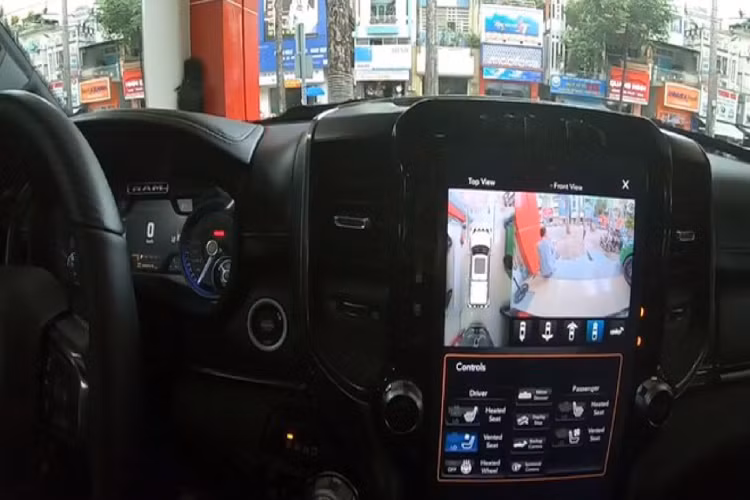 Trái ngược với ngoại thất mang phong cách hoài cổ, nội thất của Ram 1500 Limited phiên bản Black Edition được trang trang bị nhiều “đồ chơi” hấp dẫn và hiện đại trong phân khúc như: màn hình giải trí đặt dọc kích thước 12 inch cỡ lớn sử dụng hệ thống giải trí Uconnect tiên tiến của tập đoàn FCA, ghế bọc da, chỉnh điện nhở vị trí, trang bị điều hoà tự động, nhiều cổng kết nối USB.