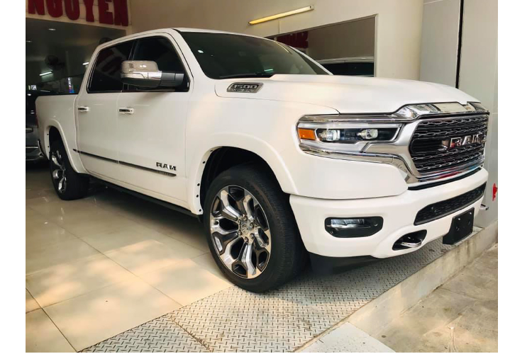 Ram cũng vừa giới thiệu phiên bản mạnh mẽ nhất của dòng Ram 1500 – Ram 1500 TRX 2021 mang công suất hơn 700 mã lực (máy V8 5.7L siêu nạp), biết đâu được mẫu xe này sẽ xuất hiện tại Việt Nam khi được các tay chơi xe bán tải cỡ lớn đưa về nước.