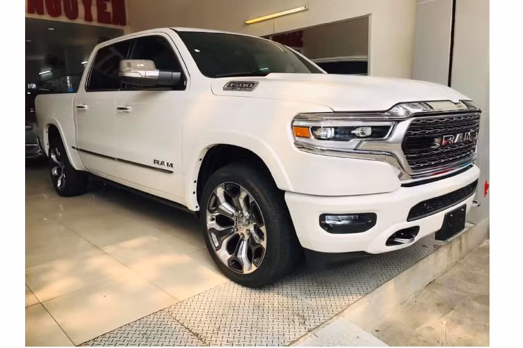 Ram cũng vừa giới thiệu phiên bản mạnh mẽ nhất của dòng Ram 1500 – Ram 1500 TRX 2021 mang công suất hơn 700 mã lực (máy V8 5.7L siêu nạp), biết đâu được mẫu xe này sẽ xuất hiện tại Việt Nam khi được các tay chơi xe bán tải cỡ lớn đưa về nước.