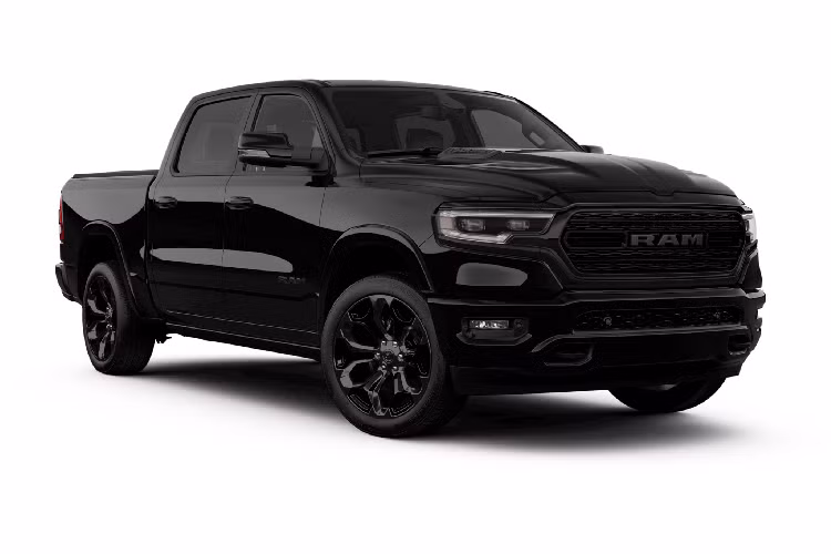 So với các phiên bản thông thường, ngoại thất Ram 1500 Limited phiên bản “Black Edition” mang nhiều chi tiết khác biệt khi được sơn màu đen như: cụm lưới tản nhiệt và toàn bộ cản trước, ốp gương chiếu hậu, viền nẹp cửa, tay nắm cửa, móc kéo, ống xả,… Xe đi kèm với “dàn chân” lắp bộ mâm cỡ lớn kích thước 22 inch sơn màu đen (Tiêu chuẩn).