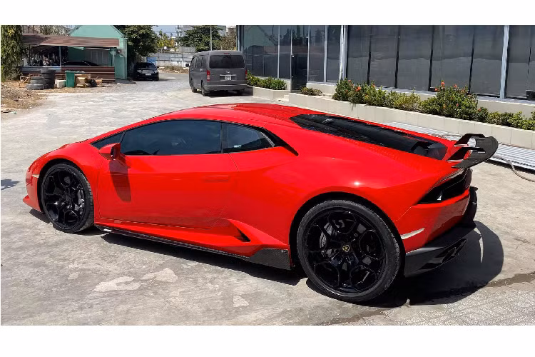 Tuy nhiên, chủ nhân của chiếc Lamborghini Huracan tại Việt Nam màu xanh lá lại chọn cách chơi hoàn toàn khác, chấp nhận sơn lại toàn bộ chiếc siêu xe đổi sang màu đỏ yêu thích.