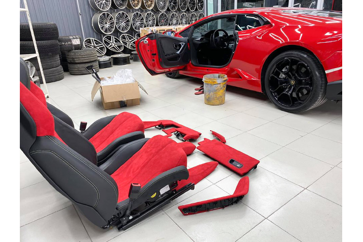 Chưa hết, nguyên bản nội thất của chiếc Huracan LP610-4 này sử dụng ghế ngồi, táp-pi cửa và các chi tiết ở được bọc da Alcantara màu xanh lá và đen. Để “ton sur ton” với màu sơn ngoại thất Đỏ mới, chủ xe đã cho bọc da lộn Alcantara của Ý màu đỏ và đen.
