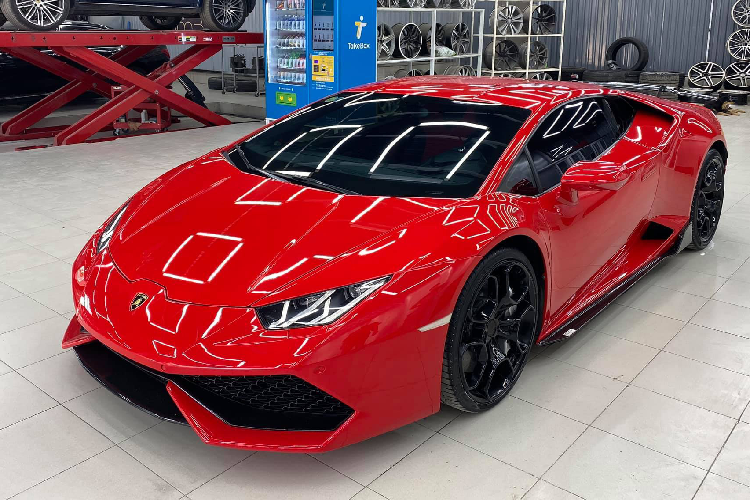 Có nhiều cách để đổi màu sơn siêu xe Lamborghini Huracan, thông thường số đông sẽ chọn cách đơn giản là dán decal, hoặc sơn lột để linh động thay đổi màu sắc yêu thích nhưng vẫn giữ lại màu sơn nguyên bản.