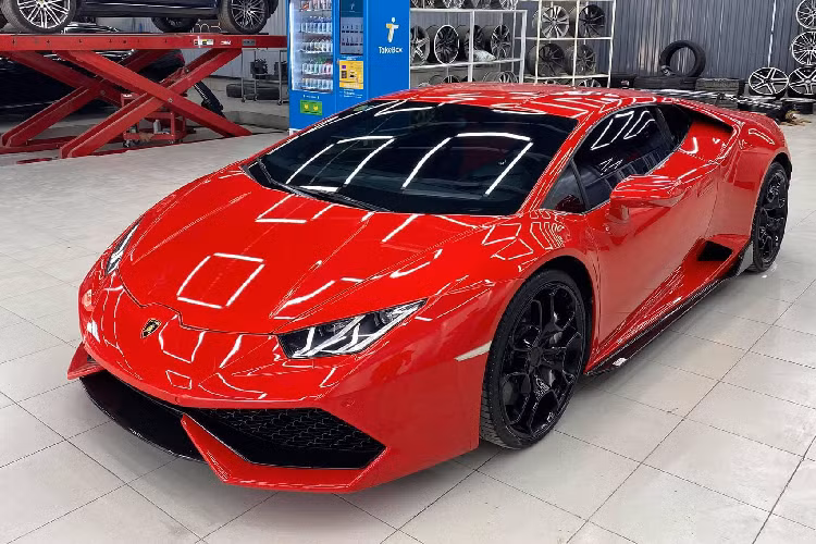 Có nhiều cách để đổi màu sơn siêu xe Lamborghini Huracan, thông thường số đông sẽ chọn cách đơn giản là dán decal, hoặc sơn lột để linh động thay đổi màu sắc yêu thích nhưng vẫn giữ lại màu sơn nguyên bản.