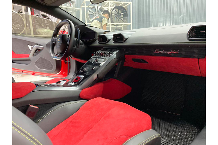 Lamborghini Huracan LP610-4 được trang bị động cơ V10 DOHC, dung tích 5.2L (5.204cc) hút khí tự nhiên (N/A) cho công suất tối đa 610 mã lực tại 6.250 vòng/phút và mô-men xoắn cực đại 560Nm đạt được tại 6.500 vòng/phút.