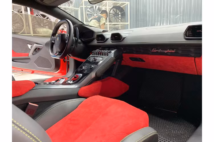 Lamborghini Huracan LP610-4 được trang bị động cơ V10 DOHC, dung tích 5.2L (5.204cc) hút khí tự nhiên (N/A) cho công suất tối đa 610 mã lực tại 6.250 vòng/phút và mô-men xoắn cực đại 560Nm đạt được tại 6.500 vòng/phút.