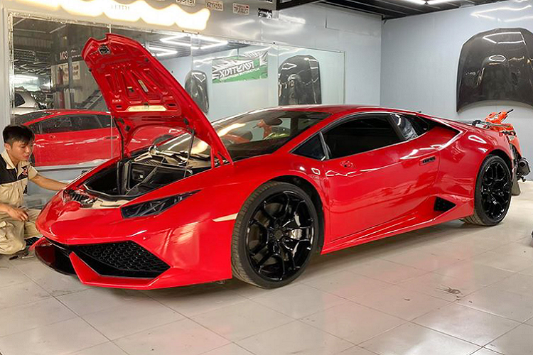 Sức mạnh được truyền xuống bốn bánh (AWD) thông qua hộp số tự động ly hợp kép 7 cấp (7- DCT). Giá xe Lamborghini Huracan LP610-4 chính hãng hiện đang ở mức khá cao, khoảng trên 22 tỷ đồng.