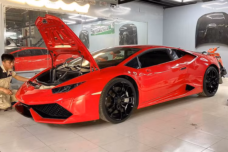 Sức mạnh được truyền xuống bốn bánh (AWD) thông qua hộp số tự động ly hợp kép 7 cấp (7- DCT). Giá xe Lamborghini Huracan LP610-4 chính hãng hiện đang ở mức khá cao, khoảng trên 22 tỷ đồng.