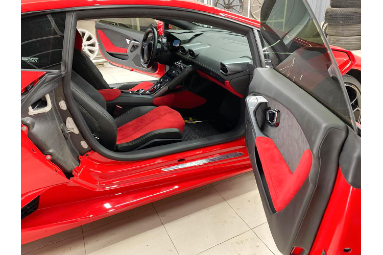 Ngoài lớp sơn đỏ rực mới, chiếc Huracan LP610-4 còn được trang bị thêm bộ bodykit và cánh gió thể thao carbon của Vorsteiner mang lại diện mạo đẹp mắt và tăng giá trị cho chiếc siêu xe đến từ nước Ý.