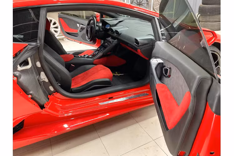 Ngoài lớp sơn đỏ rực mới, chiếc Huracan LP610-4 còn được trang bị thêm bộ bodykit và cánh gió thể thao carbon của Vorsteiner mang lại diện mạo đẹp mắt và tăng giá trị cho chiếc siêu xe đến từ nước Ý.