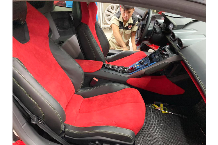 Có thể nói, đây là chiếc Lamborghini Huracan LP610-4 đầu tiên tại Việt Nam được chủ nhân “chơi lớn” thay đổi toàn diện màu nội ngoại thất sang một màu mới. Tất cả được thi công thực hiện tại garage ôtô ở Sài Gòn với mức giá khaongr hơn 100 triệu đồng.