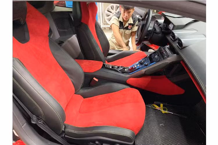 Có thể nói, đây là chiếc Lamborghini Huracan LP610-4 đầu tiên tại Việt Nam được chủ nhân “chơi lớn” thay đổi toàn diện màu nội ngoại thất sang một màu mới. Tất cả được thi công thực hiện tại garage ôtô ở Sài Gòn với mức giá khaongr hơn 100 triệu đồng.