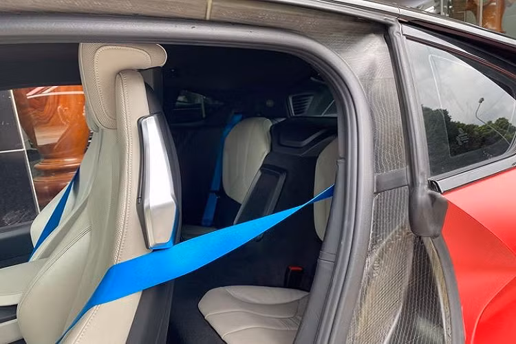 Mức giá bán 3,8 tỷ đồng dành cho chiếc BMW i8 này không thể coi là rẻ cho một chiếc xe thể thao đã có tuổi đời gần 5 năm tại thị trường Việt Nam. Ngày xưa, khi chiếc BMW i8 đầu tiên xuất hiện tại Việt Nam có chi phí lăn bánh hơn 8 tỷ đồng.