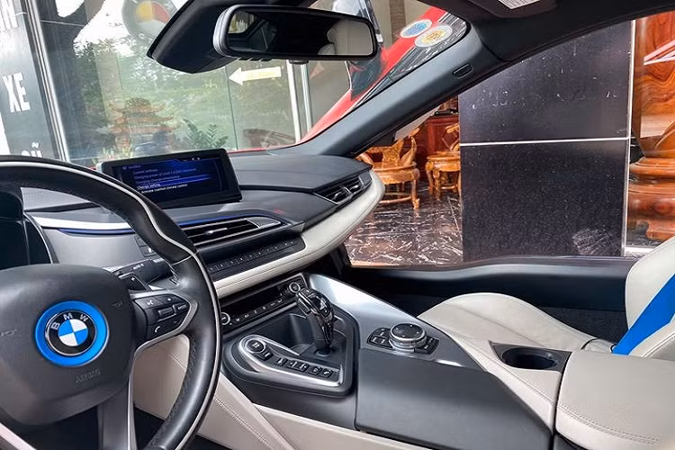 Theo như thông tin mà đơn vị rao bán chiếc xe thể thao BMW i8 này cho biết, xe đã đi được quãng đường dài 30.000 Miles, tương đương hơn 48.000 km. Người rao bán chiếc BMW i8 cam kết xe chưa từng xảy ra tai nạn hay ngập nước nào.