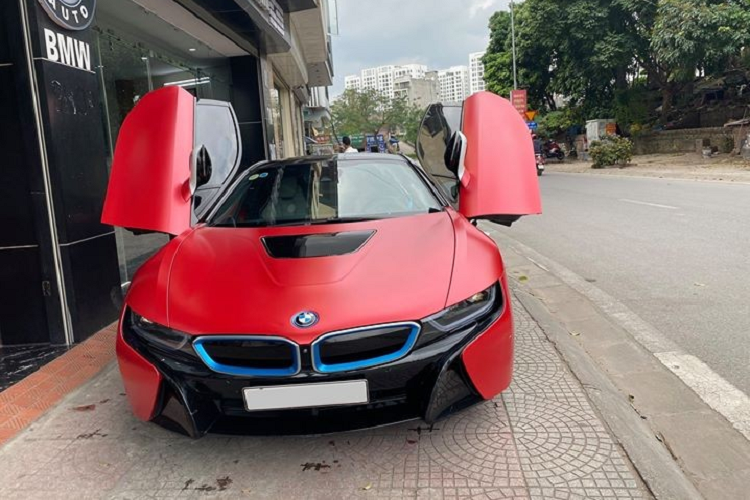 Gần đây, trên mạng xã hội xuất hiện thông tin rao bán chiếc siêu xe BMW i8 đã qua sử dụng và nhanh chóng nhận được sự quan tâm từ phía cư dân mạng. Khá thú vị là người muốn mua thì ít mà người trêu đơn vị rao bán lại nhiều vì thông tin đăng bán lại chia sẻ vào một nhóm chơi xe.