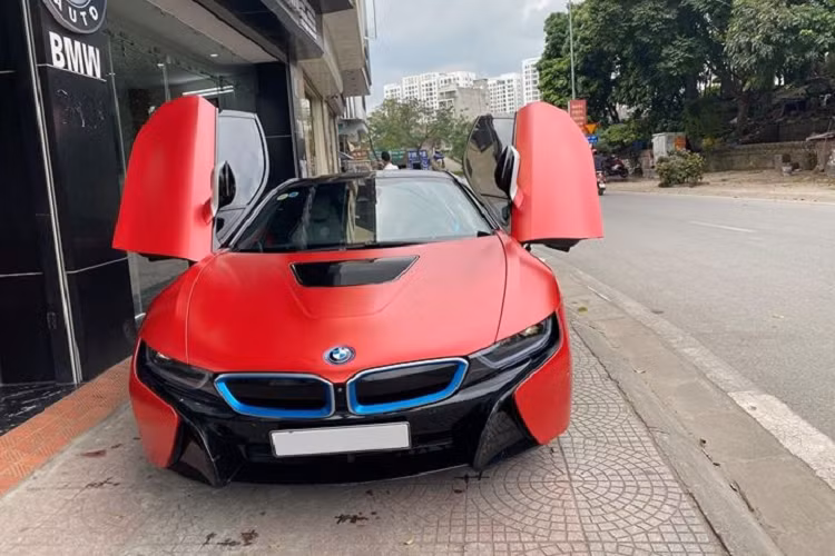 Gần đây, trên mạng xã hội xuất hiện thông tin rao bán chiếc siêu xe BMW i8 đã qua sử dụng và nhanh chóng nhận được sự quan tâm từ phía cư dân mạng. Khá thú vị là người muốn mua thì ít mà người trêu đơn vị rao bán lại nhiều vì thông tin đăng bán lại chia sẻ vào một nhóm chơi xe.
