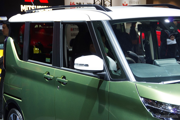 Đằng sau, Mitsubishi eK X Space 2020 được trang bị cụm đèn hậu nằm dọc, bám theo chiều dài của kính cửa. Ở giữa cụm đèn hậu là thanh mạ crôm sáng bóng. Ngoài ra, mẫu xe kei car này còn đi kèm nóc màu trắng, tương phản với màu sơn thân xe.