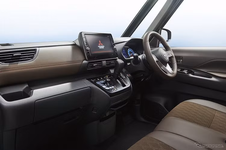 Là xe hướng đến gia đình có con nhỏ, Mitsubishi eK X Space 2020 được trang bị cửa sau dạng trượt. Trong khi đó, nẹp thân xe bằng nhựa màu đen và baga nóc mang đến thiết kế như SUV cho Mitsubishi eK X Space 2020.