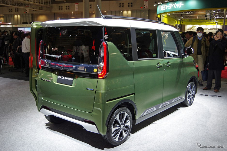 Mitsubishi eK X Space 2020 mới được thiết kế theo chủ đề "Smiles &amp; Freestyle", mang đến không gian nội thất rộng rãi cũng như không gian thoải mái cho người sử dụng. Trong đó, thu hút sự chú ý hơn cả là Mitsubishi eK X Space 2020 với thiết kế ngoại thất gợi liên tưởng đến mẫu MPV giá rẻ Xpander hiện đang rất được ưa chuộng tại Việt Nam.