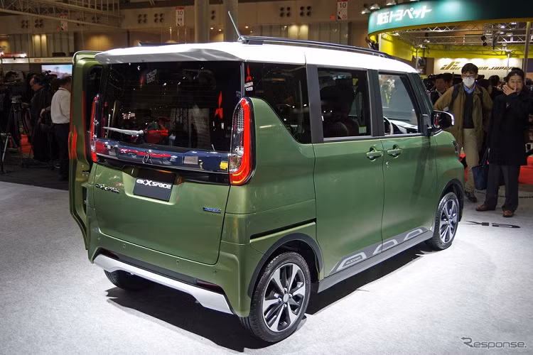 Mitsubishi eK X Space 2020 mới được thiết kế theo chủ đề "Smiles &amp; Freestyle", mang đến không gian nội thất rộng rãi cũng như không gian thoải mái cho người sử dụng. Trong đó, thu hút sự chú ý hơn cả là Mitsubishi eK X Space 2020 với thiết kế ngoại thất gợi liên tưởng đến mẫu MPV giá rẻ Xpander hiện đang rất được ưa chuộng tại Việt Nam.