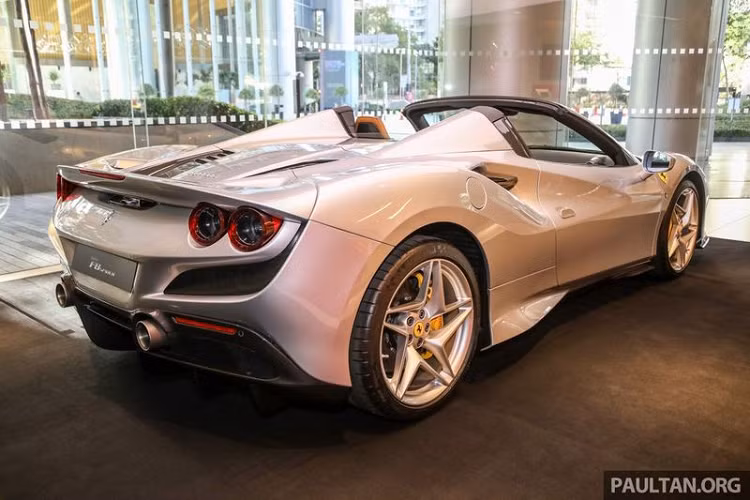 Hy vọng là trong thời gian không xa, giới mê xe tại Việt Nam có thể nhìn ngắm trực tiếp Ferrari F8 Spider 2020 mới. Chiếc siêu xe mui trần Ferrari F8 Spider mới được ra mắt ở Thái Lan và sẽ trưng bày tại đây đến hết ngày 19/7 thuộc diện tạm nhập tái xuất. Ước tính giới nhà giàu nước này phải bỏ ra số tiền 26,35 triệu baht, tương đương 19,5 tỷ đồng để sở hữu F8 Spider. Tại Malaysia, giá xe Ferrari F8 Tributo Spider bán ra từ 6,5 tỷ đồng chưa bao gồm thuế và phí liên quan.