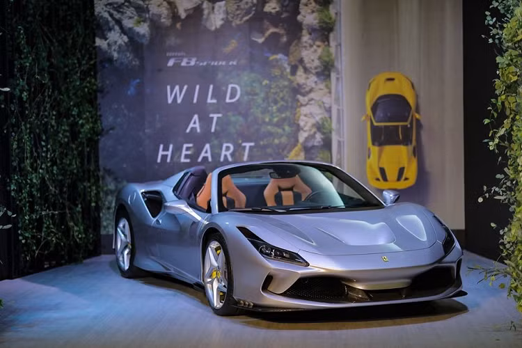 Dòng siêu xe Ferrari F8 mới đã có 2 phiên bản là Coupe mang tên gọi Ferrari F8 Tributo và mui trần mang tên Ferrari F8 Spider. Mới đây, giới nhà giàu tại Thái Lan đã được đại lý Ferrari chính hãng ra mắt biến thể mui trần của Ferrari F8 Tributo. Sự có mặt của Ferrari F8 Spider ở Thái Lan đã khiến đại gia Việt "thèm thuồng". Lý do là chưa có chiếc Ferrari F8 Spider nào xuất hiện tại dải đất hình chữ S. Hiện các đại gia Việt chỉ mới sở hữu một chiếc Ferrari F8 Tributo.