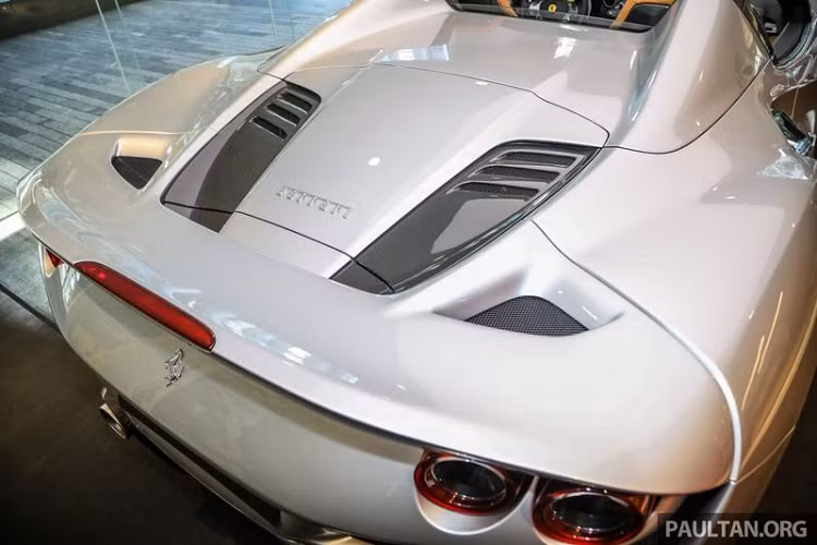 Nội thất Ferrari F8 Spider đầu tiên đến Thái Lan không có ghế ngồi được bọc da Alcantara, thay vào đó là da cao cấp với gam màu nâu đất cùng với chỉ may tương phản. Khoang lái xe còn có nhiều chi tiết carbon. Chiếc xe này sử dụng tay lái thuận nên chỉ mang mục đích trưng bày. Siêu xe mui trần Ferrari F8 Spider được trang bị động cơ V8, dung tích 3.9 lít, tăng áp kép, tạo ra công suất tối đa 711 mã lực và mô-men cực đại 770 Nm. Các thông số này tương đương với Ferrari 488 Pista Spider.