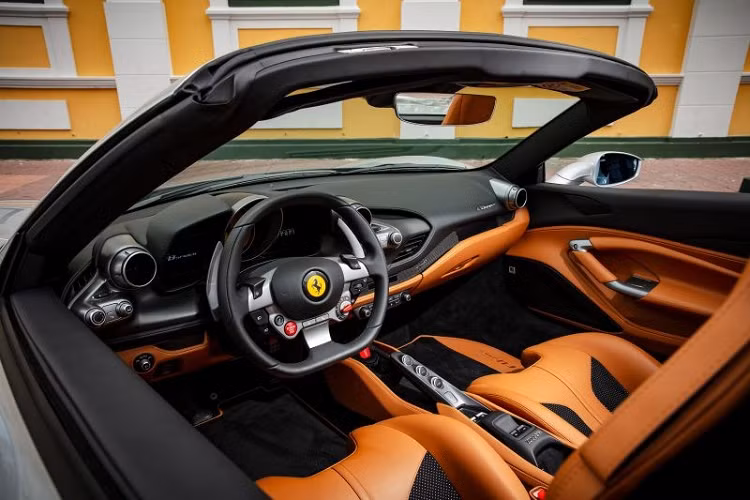 Ferrari F8 Spider 2020 mới thực chất là biến thể của siêu xe mui trần Ferrari F8 Tributo đang có mặt trong garage của Cường Đô la. Như những chiếc siêu xe mui trần khác của Ferrari, mui xếp cứng của F8 Spider có thể đóng hoặc mở mui trong khoảng thời gian 14 giây hoặc vẫn có thể thực hiện ngay khi xe ở tốc độ dưới 50 km/h.