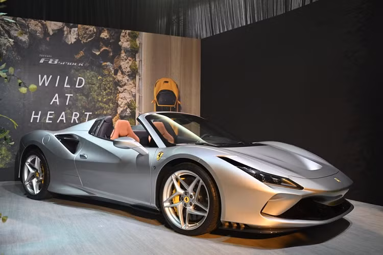 Sức mạnh này được truyền đến bánh sau của xe thông qua hộp số tự động ly hợp kép 7 cấp, nhờ đó, siêu xe mui trần Ferrari F8 Spider có thể tăng tốc lên 100 km/h từ vị trí đứng yên trong thời gian chỉ 2,9 giây, 0 đến 200 km/h trong 8,4 giây trước khi đạt vận tốc tối đa 325 km/h khi mở mui và 340 km/h khi mui được đóng kín.