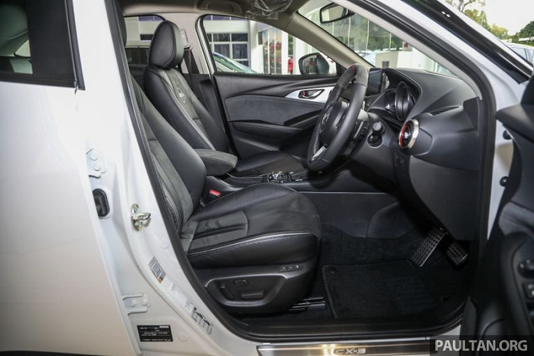 Đi kèm các thay đổi nhằm tạo nổi cho xe, Mazda CX-3 Limited Edition còn sở hữu thêm 1 loạt nâng cấp tăng cường độ trải nghiệm cho người dùng, điển hình như bộ loa siêu trầm 11 inch JBL Basspro Hub.