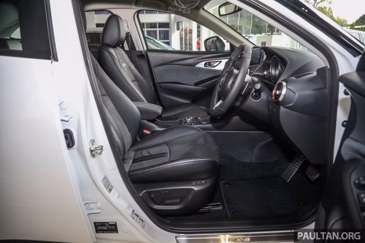 Đi kèm các thay đổi nhằm tạo nổi cho xe, Mazda CX-3 Limited Edition còn sở hữu thêm 1 loạt nâng cấp tăng cường độ trải nghiệm cho người dùng, điển hình như bộ loa siêu trầm 11 inch JBL Basspro Hub.