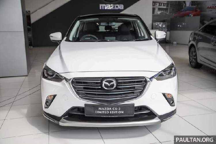 Về ngoại thất, mẫu crossover Mazda CX-3 2020 Limited Edition được độ thêm bộ bodykit cánh gió trước/sau nổi bật cùng bộ khuếch tán đuôi xe và trần xe tông màu nổi bắt mắt. Bên cạnh đó, bộ la-zăng hợp kim 18 inch và hệ thống ống xả cỡ lớn cũng là đặc trưng dễ nhận thấy.