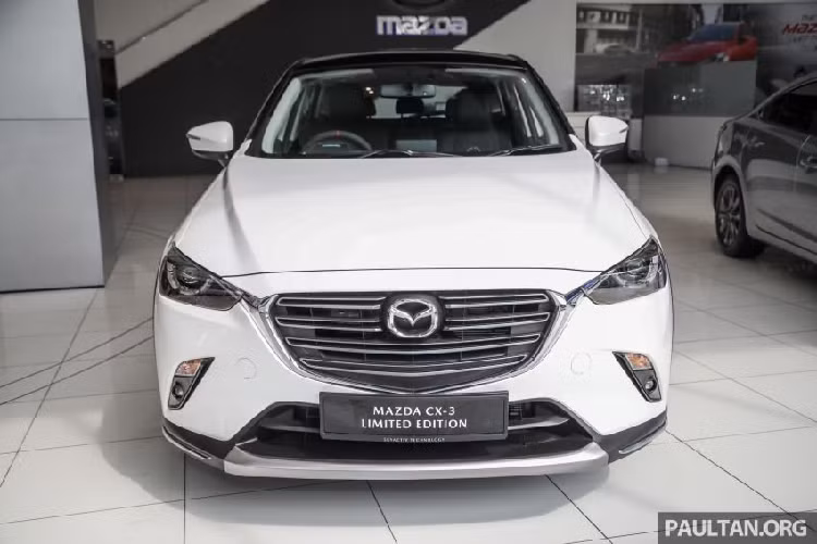 Về ngoại thất, mẫu crossover Mazda CX-3 2020 Limited Edition được độ thêm bộ bodykit cánh gió trước/sau nổi bật cùng bộ khuếch tán đuôi xe và trần xe tông màu nổi bắt mắt. Bên cạnh đó, bộ la-zăng hợp kim 18 inch và hệ thống ống xả cỡ lớn cũng là đặc trưng dễ nhận thấy.