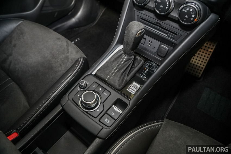 Tại Việt Nam, mẫu SUV đô thị Mazda CX-3 vẫn chưa có cơ hội xuất chiến và đã bỏ trống phân khúc này cho các mẫu xe đối thủ như Hyundai Kona, Honda HR-V và Ford Ecosport so găng với nhau.