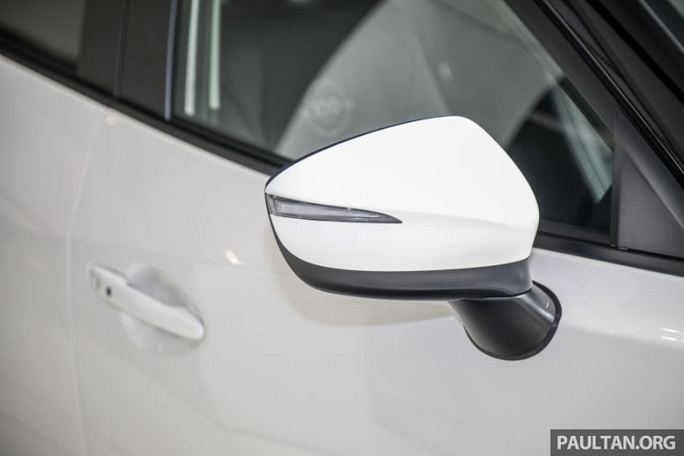 Về kết cấu, xe còn tích hợp thêm thanh giằng phía trước cũng như tinh chỉnh các thanh khung gầm thấp hơn để mang đến trải nghiệm lái xe thể thao hơn. Được trang bị động cơ 2 lít hút khí tự nhiên Skyactiv-G với sức mạnh 151 mã lực / 204 Nm, Mazda CX-3 tiêu chuẩn có giá bán 126.829 RM (690 triệu đồng) tại Malaysia.