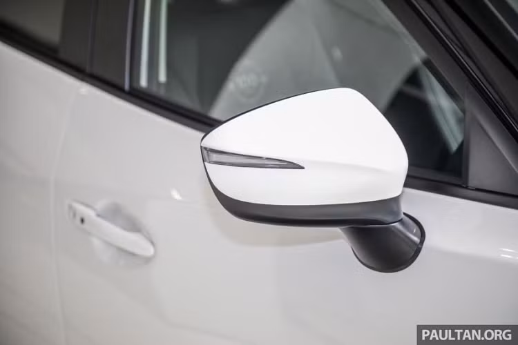 Về kết cấu, xe còn tích hợp thêm thanh giằng phía trước cũng như tinh chỉnh các thanh khung gầm thấp hơn để mang đến trải nghiệm lái xe thể thao hơn. Được trang bị động cơ 2 lít hút khí tự nhiên Skyactiv-G với sức mạnh 151 mã lực / 204 Nm, Mazda CX-3 tiêu chuẩn có giá bán 126.829 RM (690 triệu đồng) tại Malaysia.