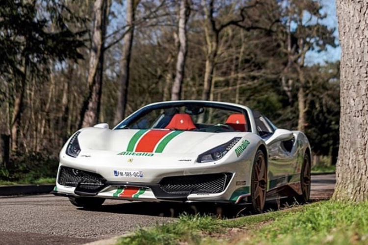 Xe được trang bị bộ mâm 5 chấu kép khỏe khoắn được sơn màu đồng. Màu sắc này có phần tương đồng với bộ mâm trên những chiếc xe đua của Lancia. Nội thất của chiếc xe được phối giữa hai phối màu đen đỏ cùng phần ghế hành khách được bọc da sang trọng, đi kèm với đó là chất liệu da lộn Alcantara cũng đồng thời được sử dụng xung quanh khoang nội thất của chiếc xe.