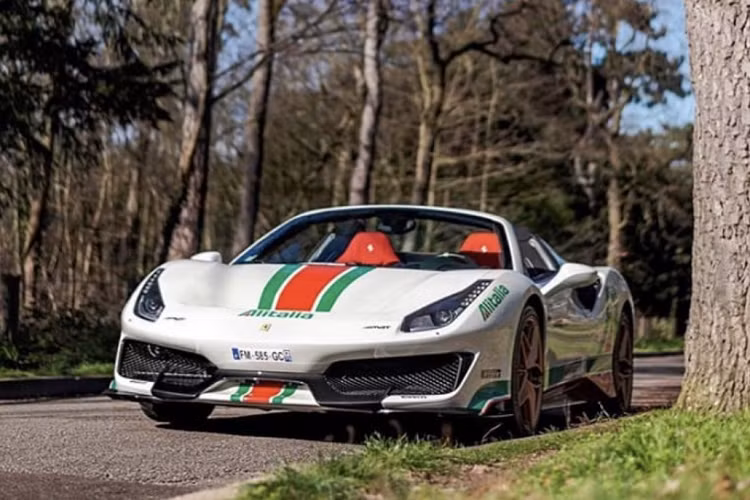 Xe được trang bị bộ mâm 5 chấu kép khỏe khoắn được sơn màu đồng. Màu sắc này có phần tương đồng với bộ mâm trên những chiếc xe đua của Lancia. Nội thất của chiếc xe được phối giữa hai phối màu đen đỏ cùng phần ghế hành khách được bọc da sang trọng, đi kèm với đó là chất liệu da lộn Alcantara cũng đồng thời được sử dụng xung quanh khoang nội thất của chiếc xe.