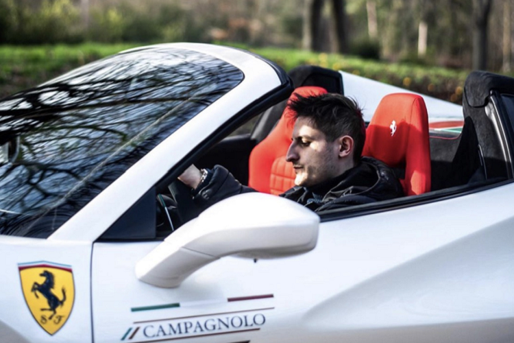 Chính vì thế mà chiếc xe không chỉ trở thành một chiếc xe đua với nhiều danh hiệu mà còn được coi là một trong những mẫu xe đẹp nhất từng được thiết kế.